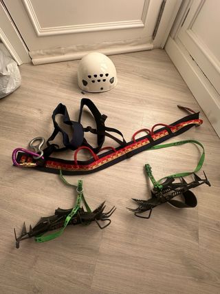 Casco, imbrago e ramponi per arrampicata