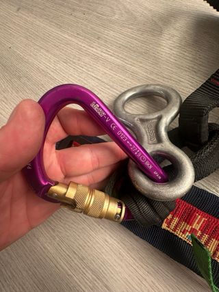 Casco, imbrago e ramponi per arrampicata