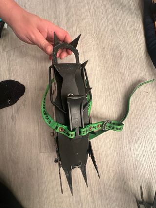 Casco, imbrago e ramponi per arrampicata