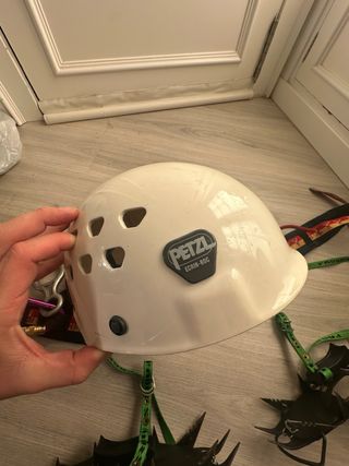 Casco, imbrago e ramponi per arrampicata