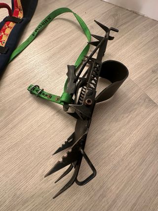 Casco, imbrago e ramponi per arrampicata