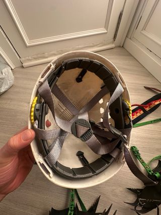 Casco, imbrago e ramponi per arrampicata