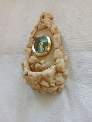 Acquasantiera con immagine sacra