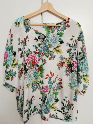 Blusa estampada flores tejido sedoso
