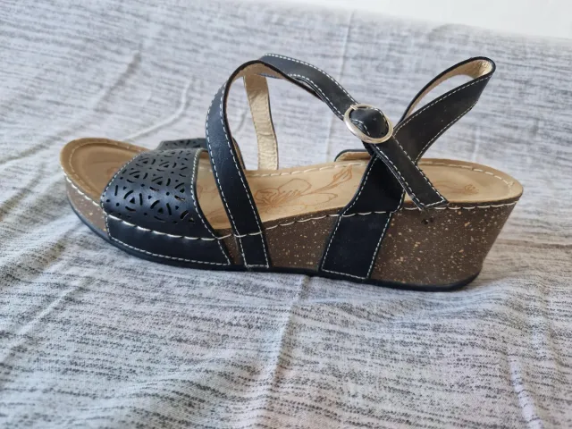 Sandalias cuña negras y marrones