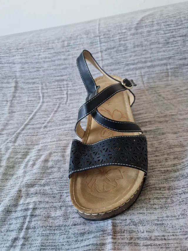 Sandalias cuña negras y marrones