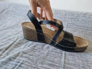 Sandalias cuña negras y marrones