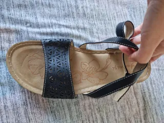 Sandalias cuña negras y marrones