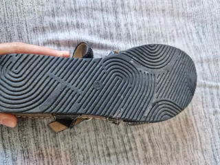 Sandalias cuña negras y marrones