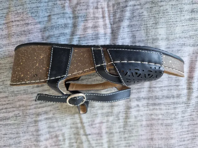 Sandalias cuña negras y marrones