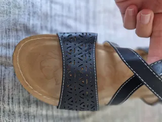 Sandalias cuña negras y marrones