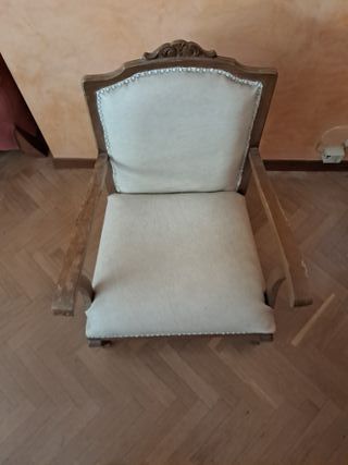Sillón descalzadora beige y madera
