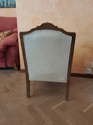 Sillón descalzadora beige y madera