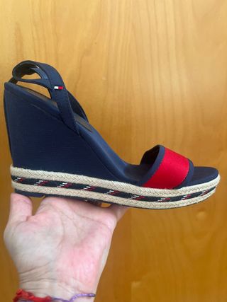 Sandalias cuña Tommy Hilfiger azul/rojo