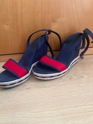 Sandalias cuña Tommy Hilfiger azul/rojo