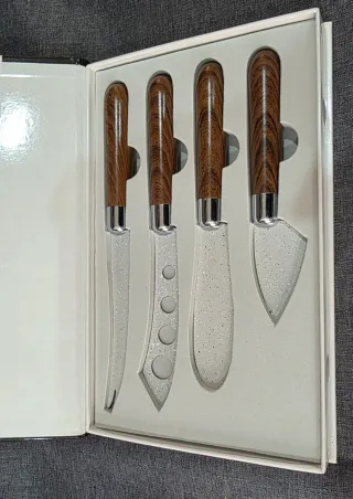 Set 4 coltelli per formaggio Kasanova