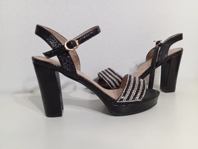 Tacones negros y plata con pedrería