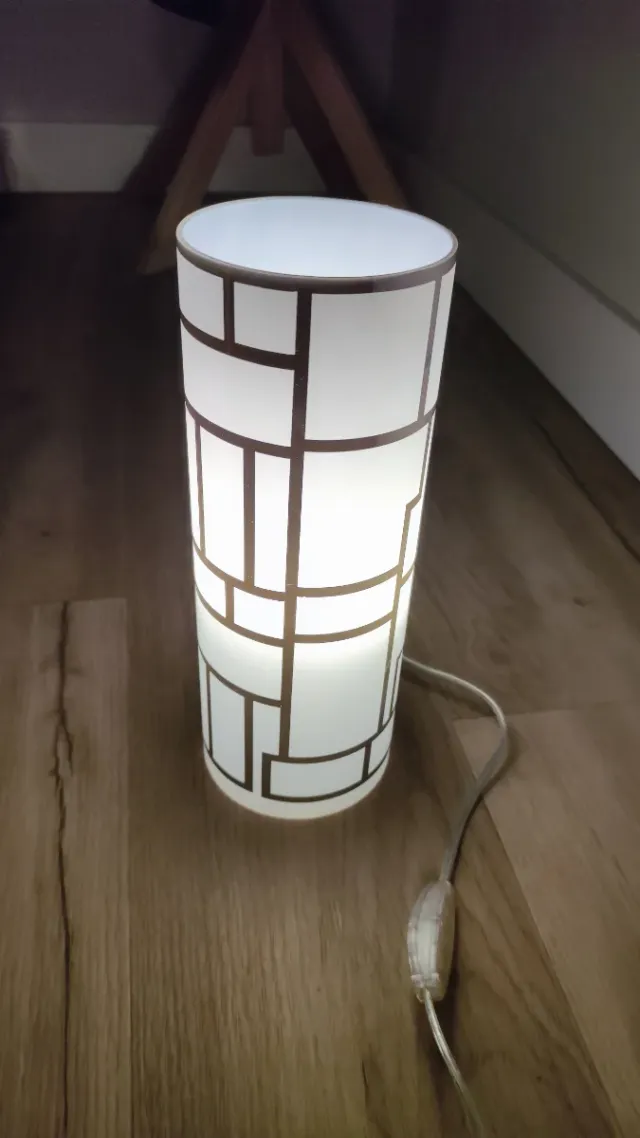 Lámpara sobremesa diseño geométrico