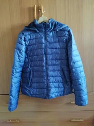 Cazadora acolchada azul con capucha