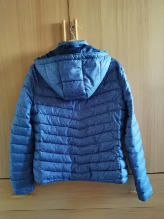 Cazadora acolchada azul con capucha