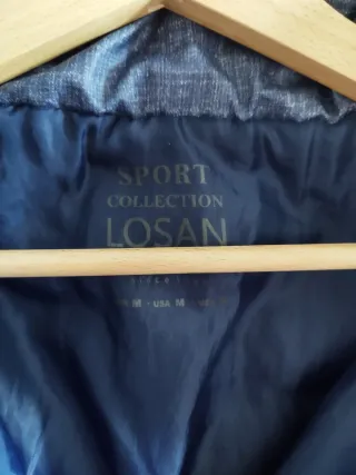 Cazadora acolchada azul con capucha