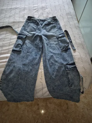 Pantalón vaquero cargo desgastado