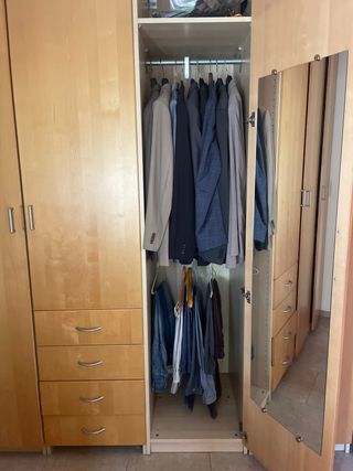 Trajes de vestir nuevos con corbata de regalo