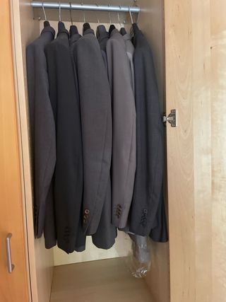 Trajes de vestir nuevos con corbata de regalo