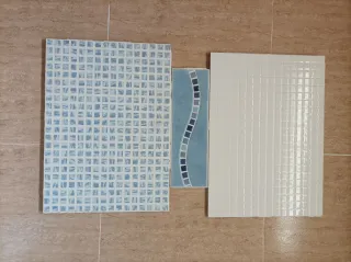 Azulejos y cenefa decorativa blanco, azul y verde