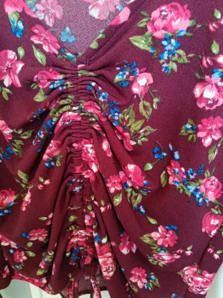 Top Bershka estampado floral drapeado talla M