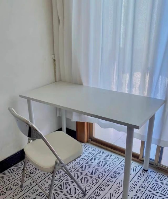 Mesa blanca y silla plegable