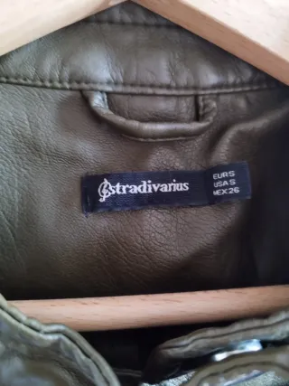 Cazadora efecto piel verde oliva