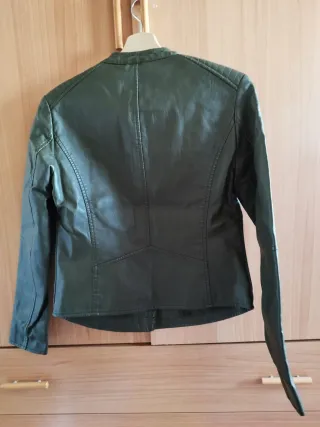 Cazadora efecto piel verde oliva