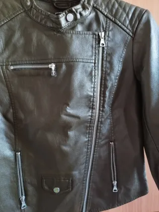 Cazadora efecto piel verde oliva