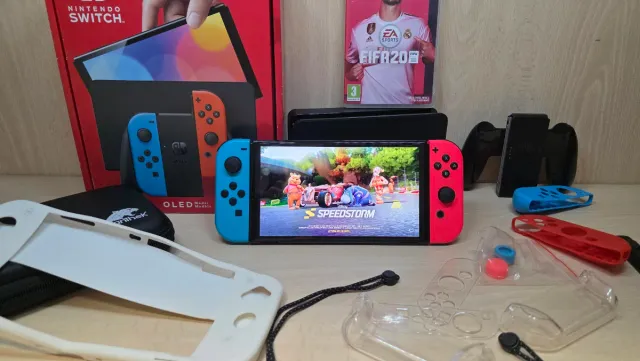 Nintendo Switch OLED con giochi e accessori