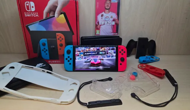 Nintendo Switch OLED con giochi e accessori