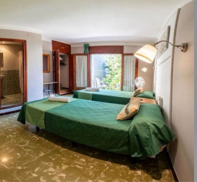 Habitación con baño y balcón privado. Parking