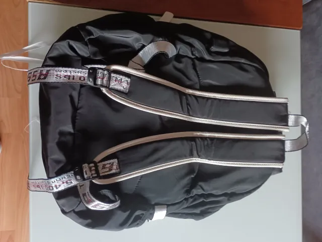Mochila negra y blanca
