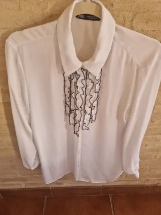 Camisa ZARA blanca con volantes