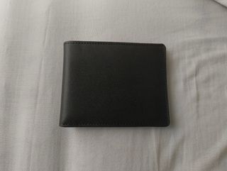 Cartera de piel negra