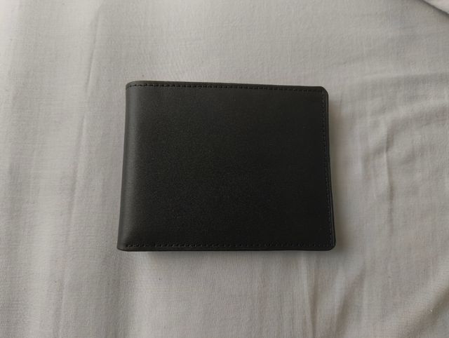 Cartera de piel negra