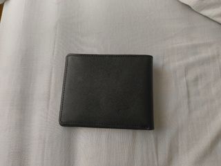 Cartera de piel negra