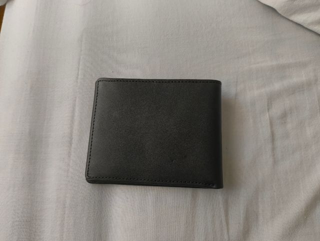Cartera de piel negra