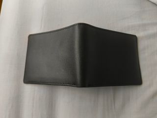 Cartera de piel negra