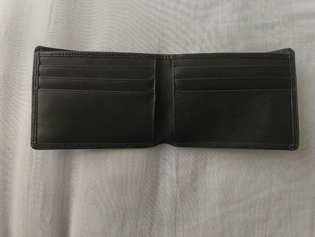 Cartera de piel negra