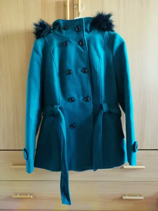 Abrigo verde azulado con capucha y cinturón