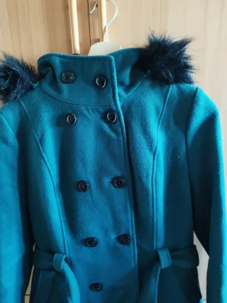 Abrigo verde azulado con capucha y cinturón