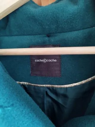 Abrigo verde azulado con capucha y cinturón