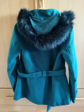 Abrigo verde azulado con capucha y cinturón