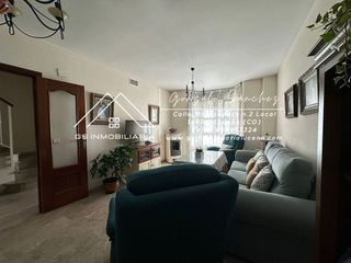 Casa adosada en venta en Lucena
